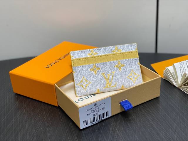 顶级原单 M14771黄色 卡包卡夹钱包 当季新款 Double 卡夹 本款 Double 卡夹为 Monogram Glow 涂层帆布勾勒牛皮革饰边，以涂边细