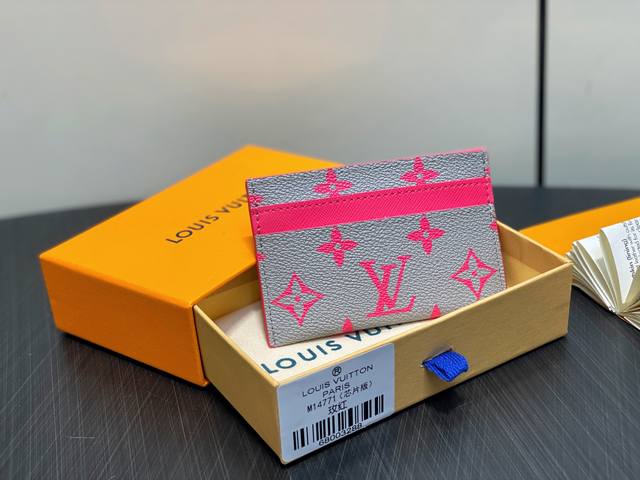 顶级原单 M15032玫红 M14771玫红，卡包卡夹钱包 当季新款 Double 卡夹 本款 Double 卡夹为 Monogram Glow 涂层帆布勾勒牛