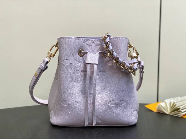 顶级原单 M25675浅紫色 全皮水桶包 本款 NéOnoé Bb 手袋 以清雅风姿加入 Dream 系列 为 Monogram Empreinte 皮革浸染梦