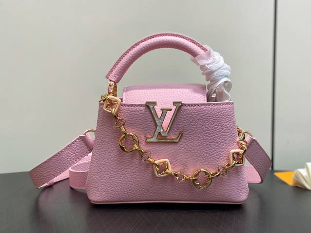 顶级原单 M14970粉色 链条全皮Cap那英款 Capucines 迷你手袋 Capucines 系列以 1854 年路易威登初次开设门店的巴黎街道命名，此次