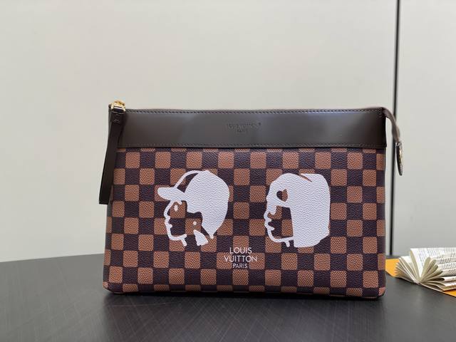 顶级原单 M40813啡格 公仔丝印手包手拿包 Pochette Voyage Souple 手拿包 Pochette Voyage Souple 手拿包为 M 顶级原单 M40813啡格 公仔丝印手包手拿包 Pochette Voyage Souple 手拿包 Pochette Voyage Souple 手拿包为 M