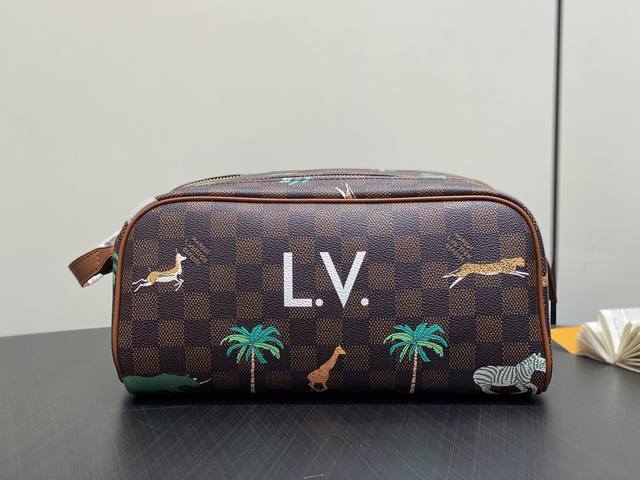 顶级原单 M44494啡格丝印 化妆包洗漱包 Dopp 盥洗包 路易威登标志性的 Monogram 帆布和牛皮革饰边塑造出 Dopp 盥洗包的经典韵味，充裕内里