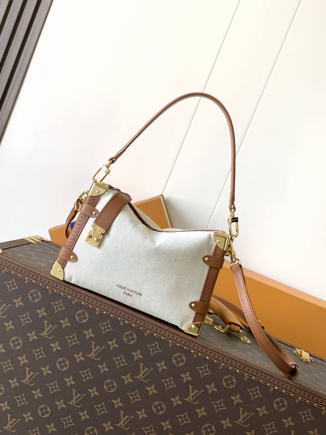 顶级原单，变码芯片M14411 本款 Side Trunk 中号手袋出自 Natural Canvas 系列，为棉质帆布勾勒撞色皮革饰边，搭配标志性 S-Loc