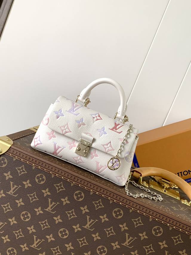 顶级原单，变码芯片M25596 本款 Nano Madeleine 手袋沐浴新季幻梦色彩，可轻松点睛各式造型。经典 Monogram Empreinte 皮革包