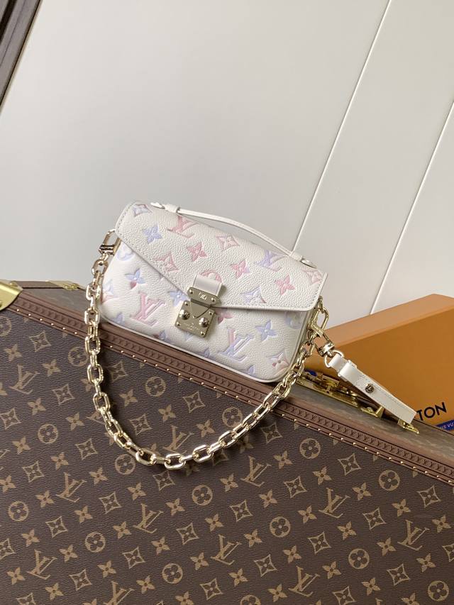 顶级原单，变码芯片M25682 本款 Pochette MéTis East West 手袋取材粒面牛皮革，再以数码印花工艺为经典 Monogram 图案渲染渐