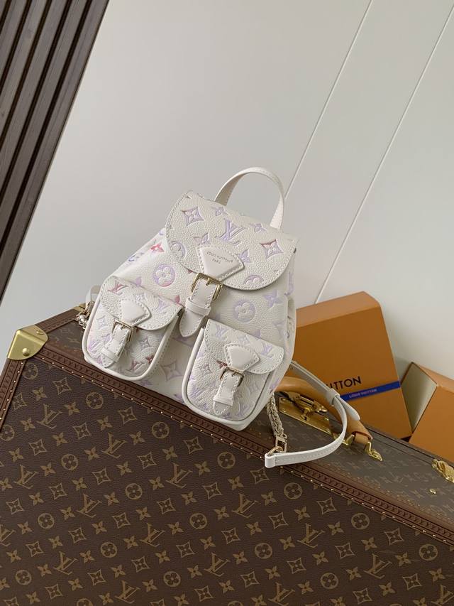 顶级原单，变码芯片M15113 本款 Backup 双肩包出自 Dream 系列，为 Monogram 压纹粒面皮革渲染别致水彩渐变效果，搭配编织链条和莹泽金属