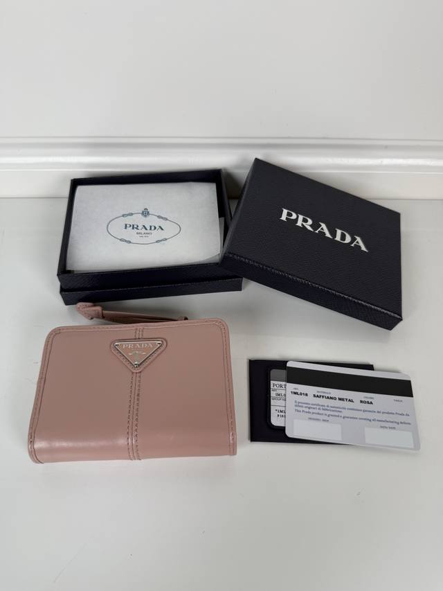 P家粉色油腊牛皮制作短夹，型号1Ml018，按扣开合设计，内设9个卡槽，一个钞票隔层，一个带拉链的零隔层，尺寸12 X 8Cm，尺寸小巧但功能齐全，实用与时尚兼