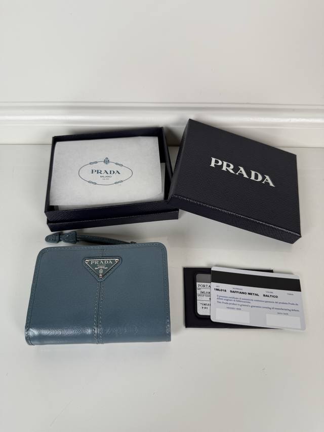 P家蓝色油腊牛皮制作短夹,型号1Ml018,按扣开合设计,内设9个卡槽,一个钞票隔层,一个带拉链的零隔层,尺寸12 X 8Cm,尺寸小巧但功能齐全,实用与时尚兼 P家蓝色油腊牛皮制作短夹,型号1Ml018,按扣开合设计,内设9个卡槽,一个钞票隔层,一个带拉链的零隔层,尺寸12 X 8Cm,尺寸小巧但功能齐全,实用与时尚兼