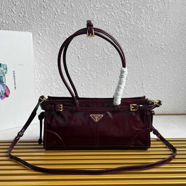 顶级原单 新款小号1Ba426 长手腕 Lussolf油腊皮1Ba426小号这款手提斜挎包采用进口油腊皮，油亮的色泽散发出古典气息，配有一条可拆卸调节的长肩带，