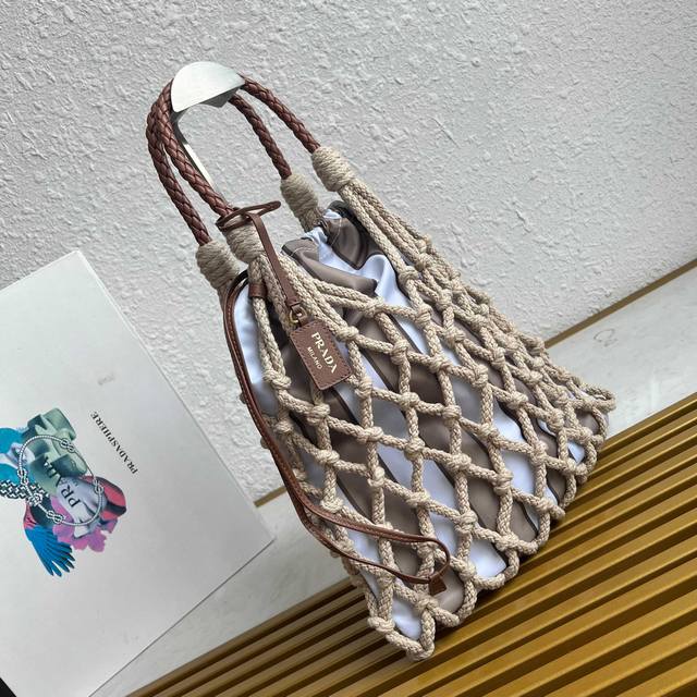 顶级原单 新品编织1Bc111棉质花边手袋 航海世界启发了这款手工饰边手袋的花边设计，体现了清新素雅气质与真实的自由感。纯手工编织，编织皮革提手，可拆卸皮革吊坠