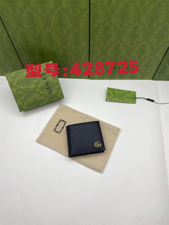 配绿盒包装 G家正品开模制作,对版规格、对版内里做法,市场独家,图案已成为品牌标志之一,采用进口牛皮,简单大气,超大容量,非常实用,可拆卸意大利皮制腕带!内里侧 配绿盒包装 G家正品开模制作,对版规格、对版内里做法,市场独家,图案已成为品牌标志之一,采用进口牛皮,简单大气,超大容量,非常实用,可拆卸意大利皮制腕带!内里侧