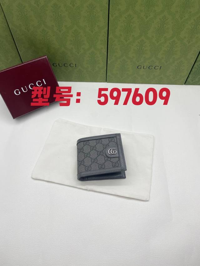 Ophidia系列短夹,Gg标识由在1930年代出现的Gucci钻石菱格纹演化而来,并从此成为Gucci的传统精髓。这款全新Ophidia系列卡包就在灰色和黑色 Ophidia系列短夹,Gg标识由在1930年代出现的Gucci钻石菱格纹演化而来,并从此成为Gucci的传统精髓。这款全新Ophidia系列卡包就在灰色和黑色