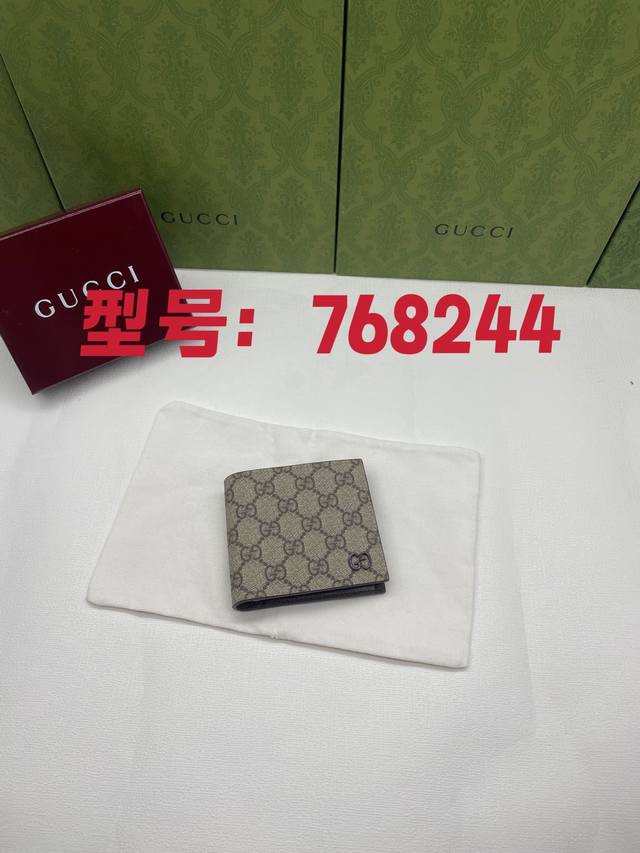 Gg细节钱包。Gucci小件皮革配饰突破设计界限，不断以个性方式焕新演绎经典单品。这款男士钱包将经典Gg Supreme帆布与绿色Gg配件匠心糅合，成就现代时尚