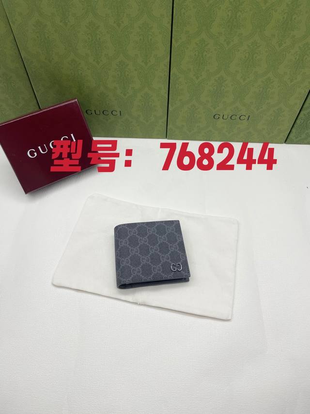 Gg细节钱包。Gucci小件皮革配饰突破设计界限，不断以个性方式焕新演绎经典单品。这款男士钱包将经典Gg Supreme帆布与绿色Gg配件匠心糅合，成就现代时尚