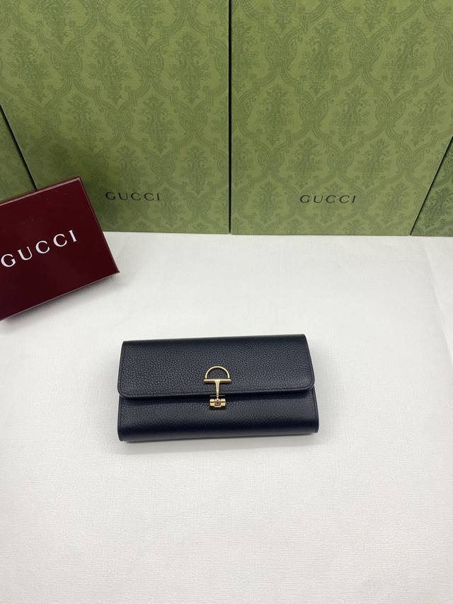 配红盒包装 这款Gucci Softbit系列肩背包匠心融蕴大号半马衔扣造型品牌经典马术风格配件。 安克拉红色粒面牛皮革 浅金色调配件 深棕色超细纤维衬里 半马