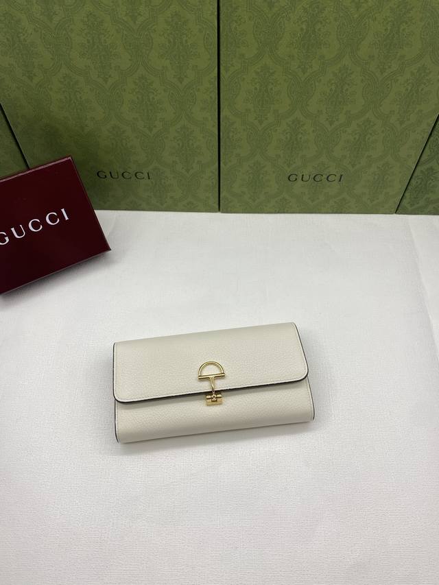 配红盒包装 这款Gucci Softbit系列肩背包匠心融蕴大号半马衔扣造型品牌经典马术风格配件。 安克拉红色粒面牛皮革 浅金色调配件 深棕色超细纤维衬里 半马 配红盒包装 这款Gucci Softbit系列肩背包匠心融蕴大号半马衔扣造型品牌经典马术风格配件。 安克拉红色粒面牛皮革 浅金色调配件 深棕色超细纤维衬里 半马