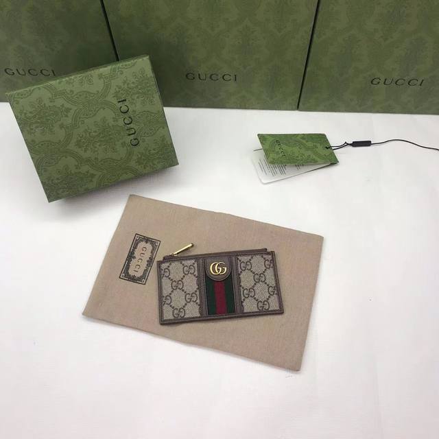 配绿盒包装 G家新款卡包，实物实拍、采用Supreme高级人造帆布配以标志性图案与条纹织带海外顶级五金精制而成！型号：699349Pvc啡！尺寸: W14X7.