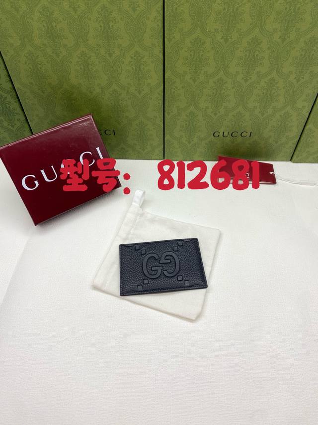 配红盒包装 款号：812681 Maison的历史字母组合为日常小配件赋予了现代的外观。新的纹理和饰面继续成为主角，并渗透到最新的古驰系列中，赋予了体现Mais