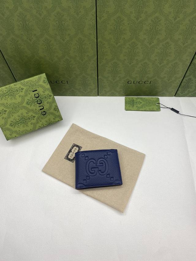 原厂皮配绿盒包装 超级双G钱包。Gg印花压纹将小件日用单品打造成时尚日常配饰。新颖的纹理与饰面在Gucci全新系列中依旧大放异彩，尽展澎湃活力和个性魅力。这款钱