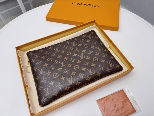 顶级原单 M13561将珍贵的文件整齐地放在新的Pochette CléS L中，这是该品牌80年代推出的历史收藏的现代补充。这款优雅而时尚的设计采用标志性的M