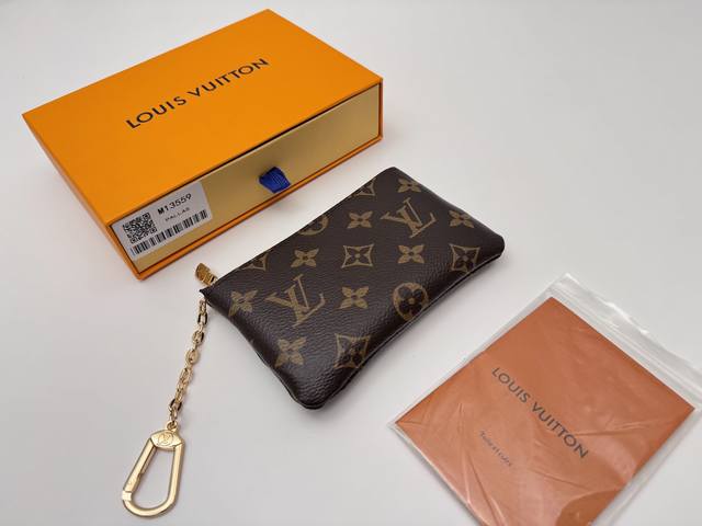 顶级原单 M13559更新为可携带日常用品的紧凑版“Pochette-Cree”。这是1984年诞生的“Pochette-Clé”系列的新作。以签名单体画布完成 顶级原单 M13559更新为可携带日常用品的紧凑版“Pochette-Cree”。这是1984年诞生的“Pochette-Clé”系列的新作。以签名单体画布完成