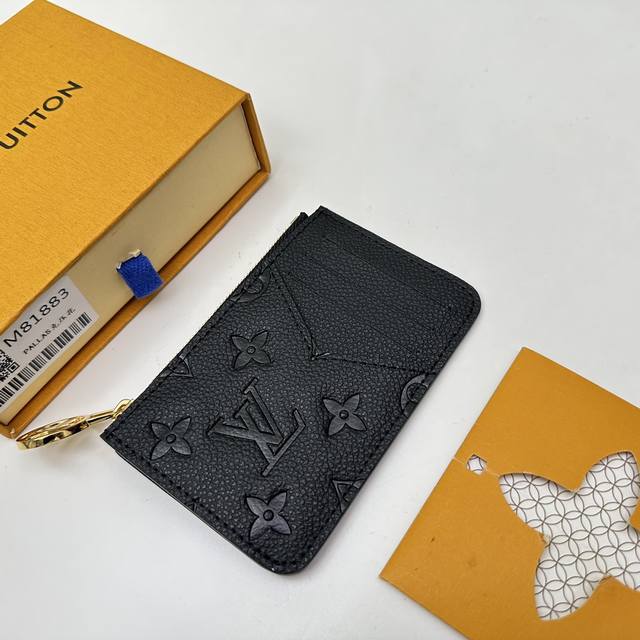 顶级原单 M81883這款Romy名片夾以Monogram Empreinte壓花皮革製造，典雅的多功能設計除了適合放置卡片，還有拉鏈開合的風琴式隔層，可存放紙