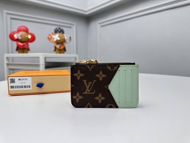 顶级原单 M82939现代和多功能，Romy邮筒将邮筒的简单性与拉链加固的钱包的实用性结合在一起，非常适合存钱，硬币和收据。这个新模型精心制作在单字画布和单字反