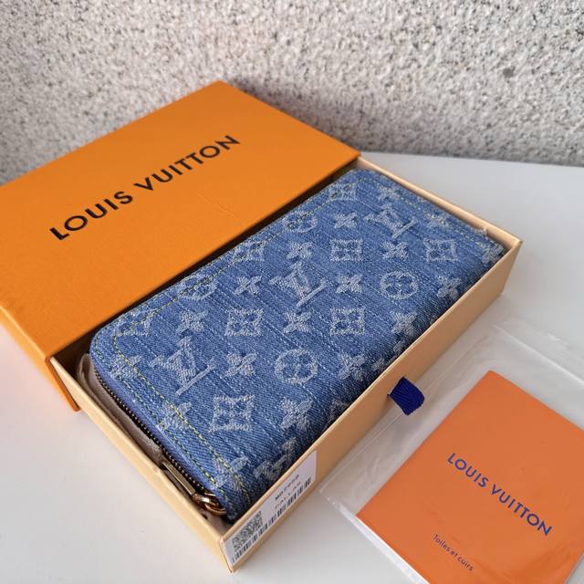 顶级原单 M82958 蓝色牛仔！单拉链钱包系列 Zippy拉链钱夹 这款拉链钱包 以Monogram提花牛仔布重新演绎，采用编织技术重新演绎路易威登标志性的M