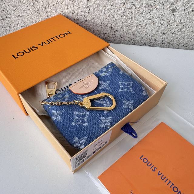 顶级原单 M82961牛仔蓝!钥匙包钱包系列 这款拉链零钱包 以Monogram提花牛仔布打造,缀有搭衬的小牛皮饰边,采用提花织物技术重新演绎经典Monogra 顶级原单 M82961牛仔蓝!钥匙包钱包系列 这款拉链零钱包 以Monogram提花牛仔布打造,缀有搭衬的小牛皮饰边,采用提花织物技术重新演绎经典Monogra