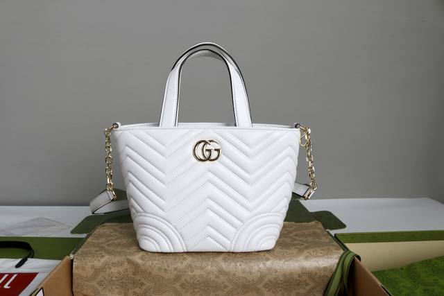 小号羊皮 简介：Gg 系列手提包首度亮相秋冬时装秀，致敬米兰这一设计灵感来源之城。这款手提包匠心融蕴全新双G造型配件，选用触感柔软丝滑的蓬松皮革。链式包带赋予这