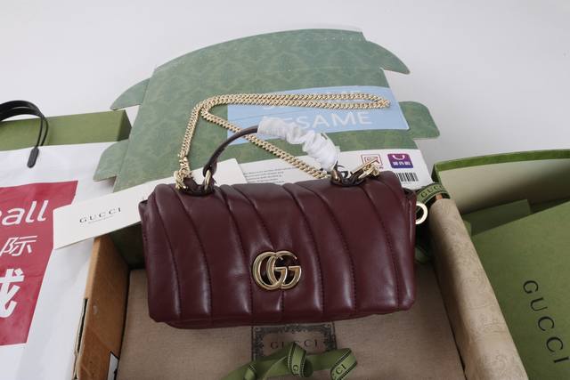 跑量价 简介：Gg 系列手提包首度亮相 秋冬时装秀，致敬米兰这一设计灵感来源之城。这款手提包匠心融蕴全新双G造型配件，选用触感柔软丝滑的蓬松皮革。链式包带赋予这
