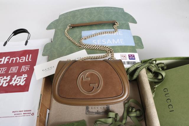 跑量价 简介：品牌标识符号在每一季都会透过不同手法焕新演绎。系列推出全新设计的双G图案，风格张扬夺目。这款小号手袋采用提手设计，令经典材质焕发出现代气息。 型号