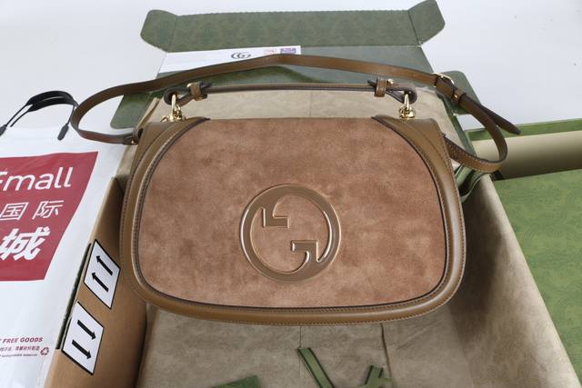 跑量价 简介：品牌标识符号在每一季都会透过不同手法焕新演绎。系列推出全新设计的双G图案，风格张扬夺目。这款手袋采用提手设计，令经典材质焕发出现代气息。 型号81