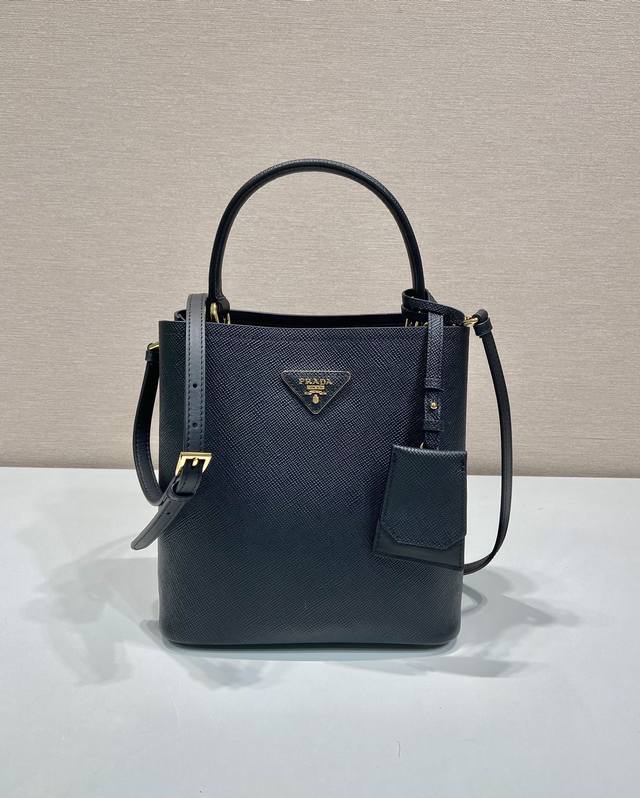 特级原厂配专柜独家首发1Ba212新色采用进口Saffiano皮革材质 ,可拆卸肩带、皮革铭牌和金属徽标相得益彰。皮革包覆式磁扣扣合的中央口袋 Saffiano 特级原厂配专柜独家首发1Ba212新色采用进口Saffiano皮革材质 ,可拆卸肩带、皮革铭牌和金属徽标相得益彰。皮革包覆式磁扣扣合的中央口袋 Saffiano