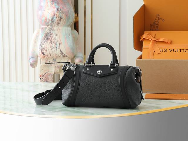 顶级原单 独家实拍 M14514黑色 全皮机车包 Lv Biker 小号手袋 M14514 瞩目亮相2025 春夏秀场，以像素效果羊皮革彰显经典机车夹克的灵感启