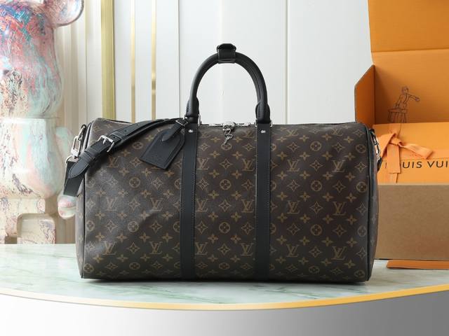 顶级原单 独家实拍 M56713 这款手袋采用有史以来尤其受欢迎的经典设计，适用于事业繁忙而又注重品味男士。 宽敞的容量和可调节肩带适用于工作、休闲或出行。尺寸