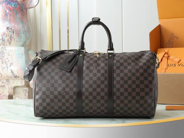 顶级原单 独家实拍 M41416啡格 Keepall 50旅行袋 配肩带 这款以Damier Graphite帆布制作的旅行包再现了的经典设计，时尚优雅，同时轻