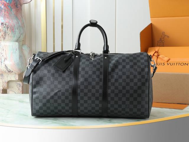 顶级原单 独家实拍 N41416黑格 Keepall 50旅行袋 配肩带 这款以Damier Graphite帆布制作的旅行包再现了的经典设计，时尚优雅，同时轻