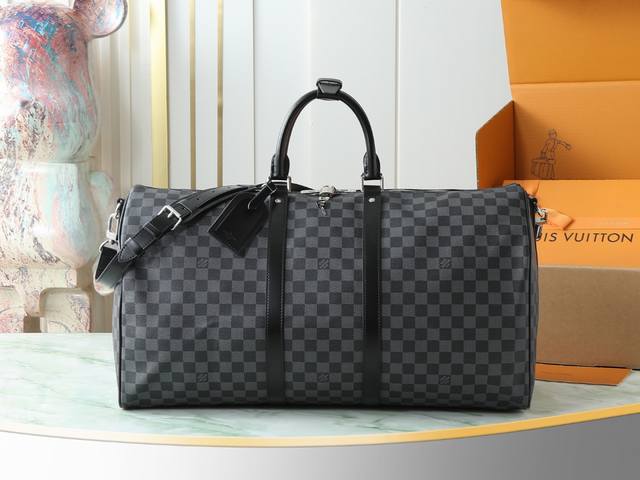 顶级原单 独家实拍 N41413黑格 Keepall 55 旅行袋 配肩带 这款以Damier Graphite帆布制作的旅行包再现了的经典设计，时尚优雅，同时