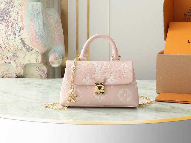 顶级原单 独家实拍 M13796 奶昔粉 全皮链条包系列 M12144 本款 Nano Madeleine 手袋 以 Monogram Empreinte 皮革 顶级原单 独家实拍 M13796 奶昔粉 全皮链条包系列 M12144 本款 Nano Madeleine 手袋 以 Monogram Empreinte 皮革