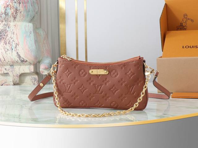 顶级原单 独家实拍 M11916棕色 M83301黑色 全皮压花链条包系列 Liv 手袋 这款 Liv 手袋采用柔软的粒面 Monogram Empreinte