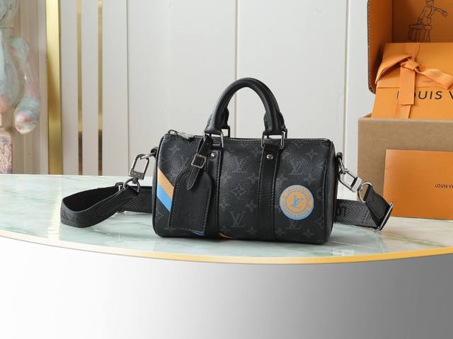 顶级原单 独家实拍 P2520黑花丝印 男包枕头包 本款 Keepall 25 手袋 取材 Monogram Eclipse Reverse 帆布，展现路易威登