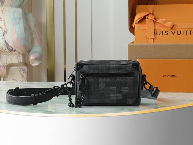 顶级原单 独家实拍 M14922 本款Mini Soft Trunk手袋为Damoflage Black涂层帆布搭配牛皮革饰边，并于小巧包身铺陈Pharrell