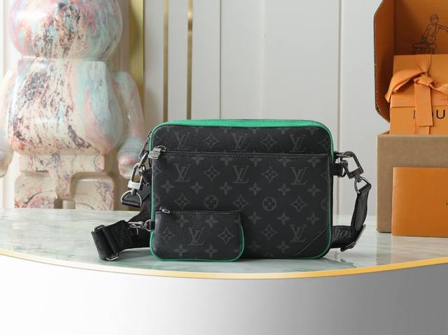 顶级原单 独家实拍 M26052 Trio 邮差包 绿色 本款 Trio 邮差包取材 Monogram Eclipse 涂层帆布 以鲜明牛皮革彰显摩登风尚 拉链