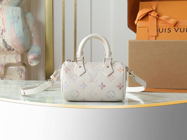 顶级原单 独家实拍 M25591米白渐变色 全皮Speedy枕头包 本款 Nano Speedy 手袋于新季浸染淡雅幻梦色彩,可轻松点亮各式造型。经典 Mono 顶级原单 独家实拍 M25591米白渐变色 全皮Speedy枕头包 本款 Nano Speedy 手袋于新季浸染淡雅幻梦色彩,可轻松点亮各式造型。经典 Mono