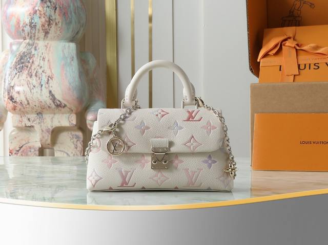 顶级原单 独家实拍 M25596米白渐变色 全皮链条包手提包 当季新款 Nano Madeleine 手袋 本款 Nano Madeleine 手袋沐浴新季幻梦