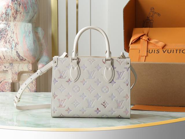 顶级原单 独家实拍 M25770米白渐变 全皮四方包 当季新款 Onthego 小号手袋 本款 Onthego 小号手袋出自 Dream 系列，以典雅设计点亮各