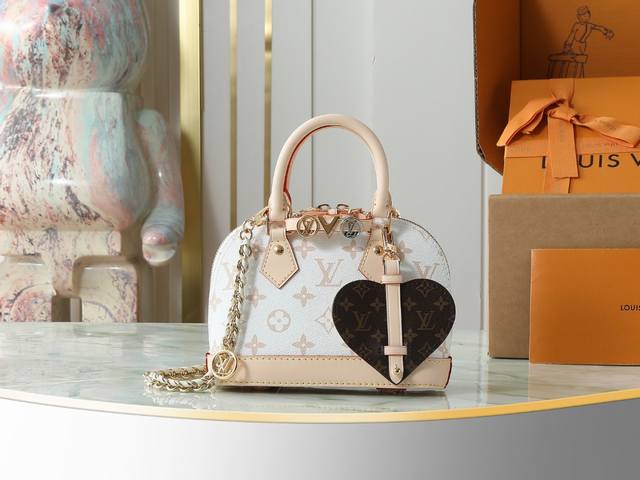 顶级原单 独家实拍 M14339白花 链条贝壳包 Alma Mini Lv&I 手袋 Lv&I系列推出了这款可定制的套件,以独家迷你尺寸的标志性Alma为特色。 顶级原单 独家实拍 M14339白花 链条贝壳包 Alma Mini Lv&I 手袋 Lv&I系列推出了这款可定制的套件,以独家迷你尺寸的标志性Alma为特色。