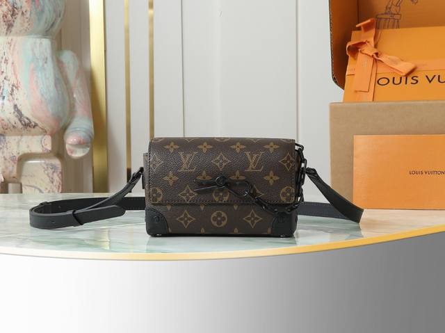 顶级原单 独家实拍 M83613老花 驴家 男包迷你邮差包系列 本款 Steamer 迷你手袋 取材 Monogram Macassar 帆布,以装饰性链条和饰 顶级原单 独家实拍 M83613老花 驴家 男包迷你邮差包系列 本款 Steamer 迷你手袋 取材 Monogram Macassar 帆布,以装饰性链条和饰