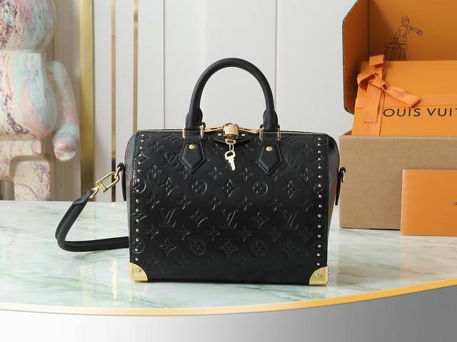 顶级原单 独家实拍 M26392 黑色 本款，Speedy Trunk 25手袋以现代视角重新诠释经典箱型，承袭品牌制箱工艺基因。精选皮革呈现Monogram